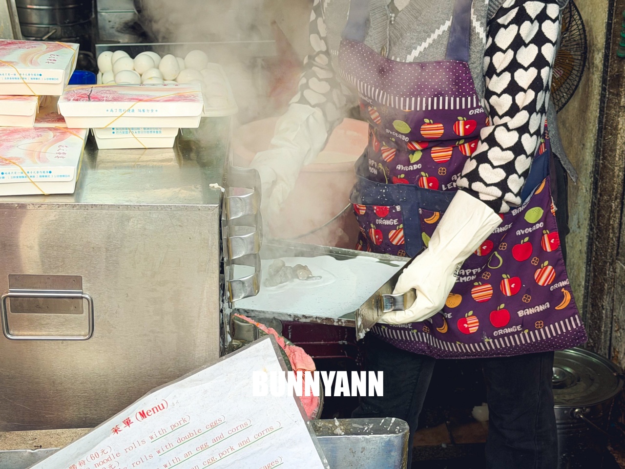 淡水美食好好食廣東腸粉，市場內現蒸滑嫩口感，超大隻鮮蝦太銷魂