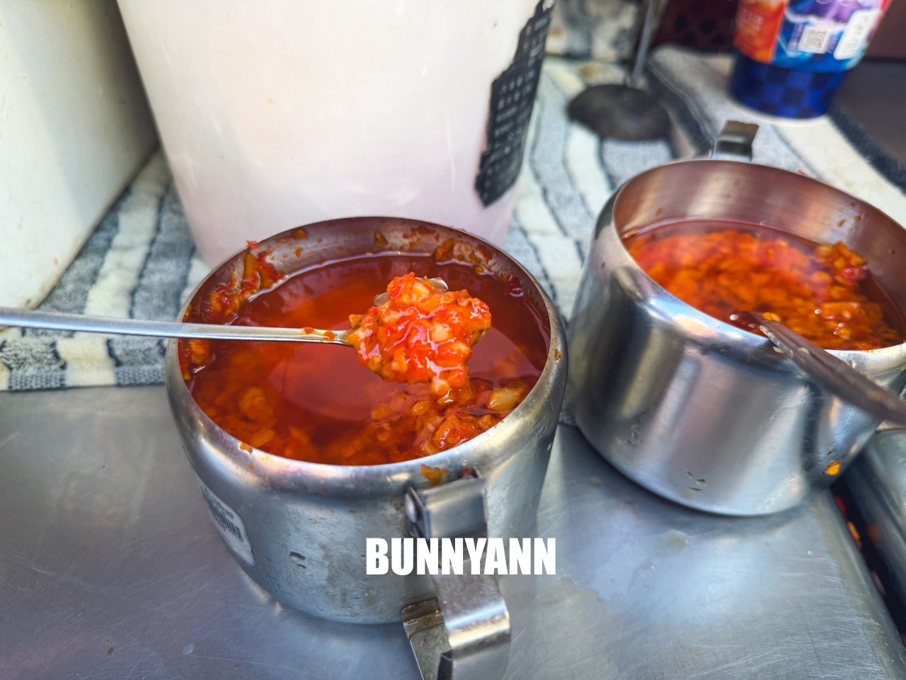 淡水美食好好食廣東腸粉，市場內現蒸滑嫩口感，超大隻鮮蝦太銷魂