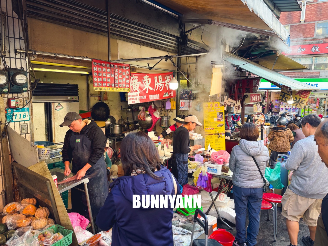 淡水美食好好食廣東腸粉，市場內現蒸滑嫩口感，超大隻鮮蝦太銷魂