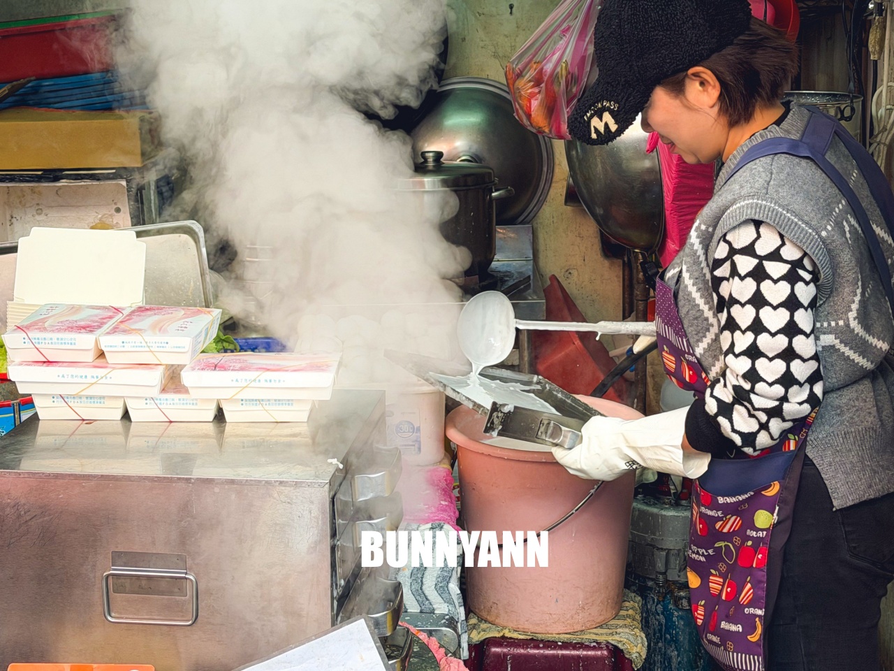 淡水美食好好食廣東腸粉，市場內現蒸滑嫩口感，超大隻鮮蝦太銷魂