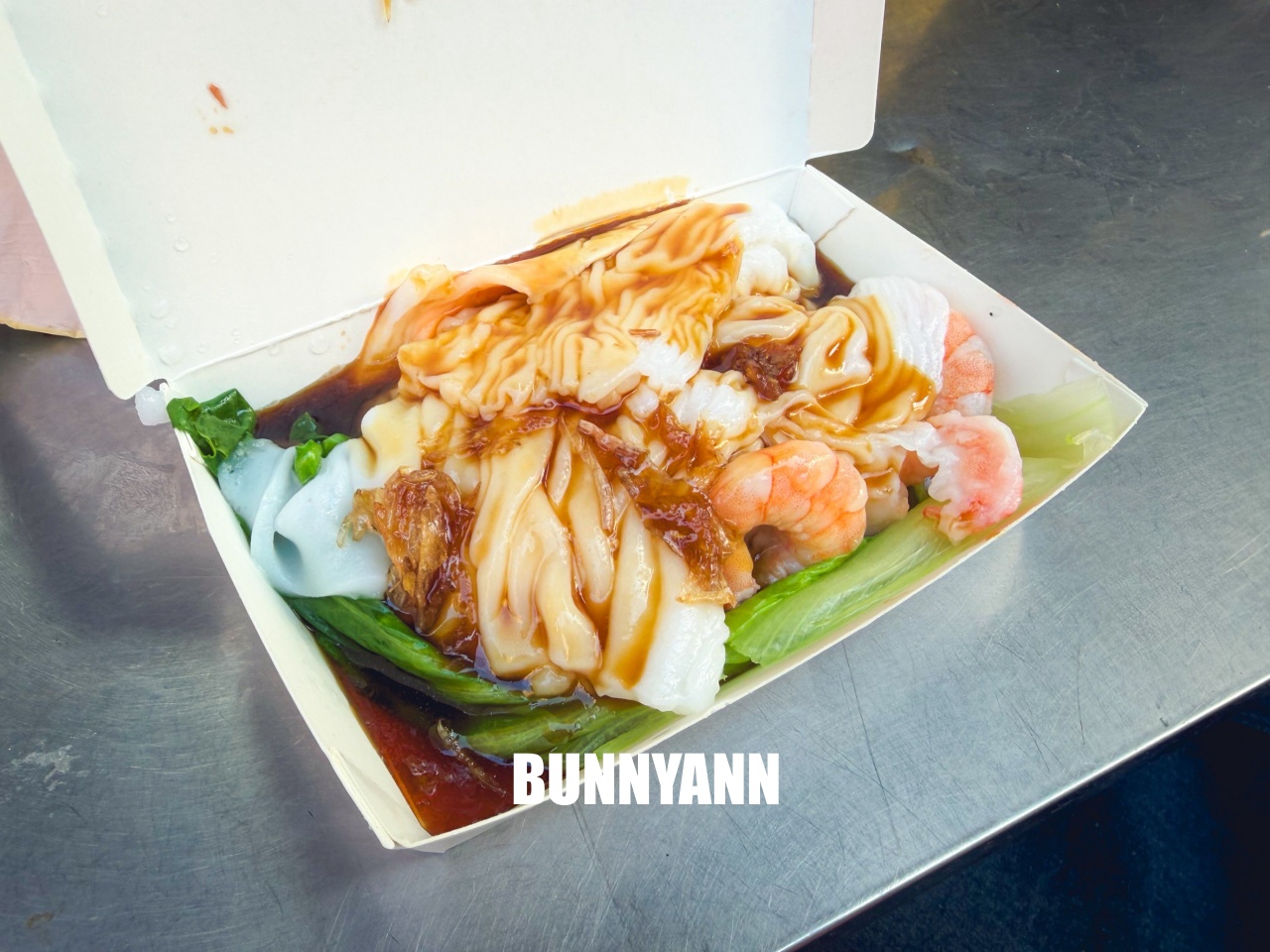 淡水美食好好食廣東腸粉，市場內現蒸滑嫩口感，超大隻鮮蝦太銷魂