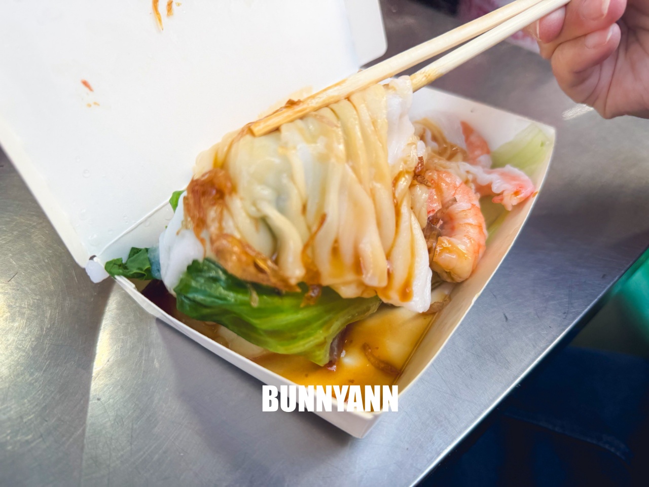 淡水美食好好食廣東腸粉，市場內現蒸滑嫩口感，超大隻鮮蝦太銷魂