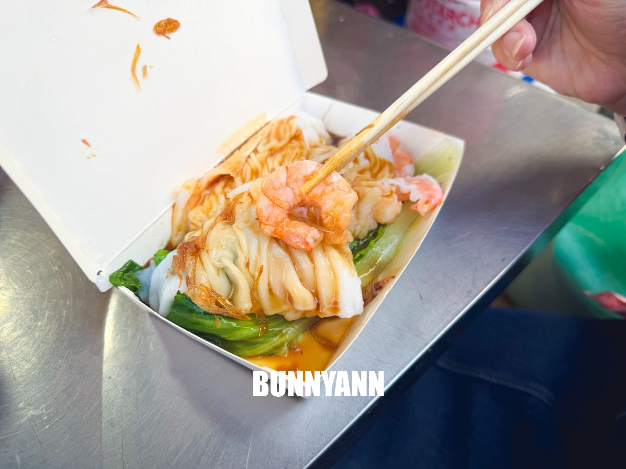 淡水美食好好食廣東腸粉，市場內現蒸滑嫩口感，超大隻鮮蝦太銷魂