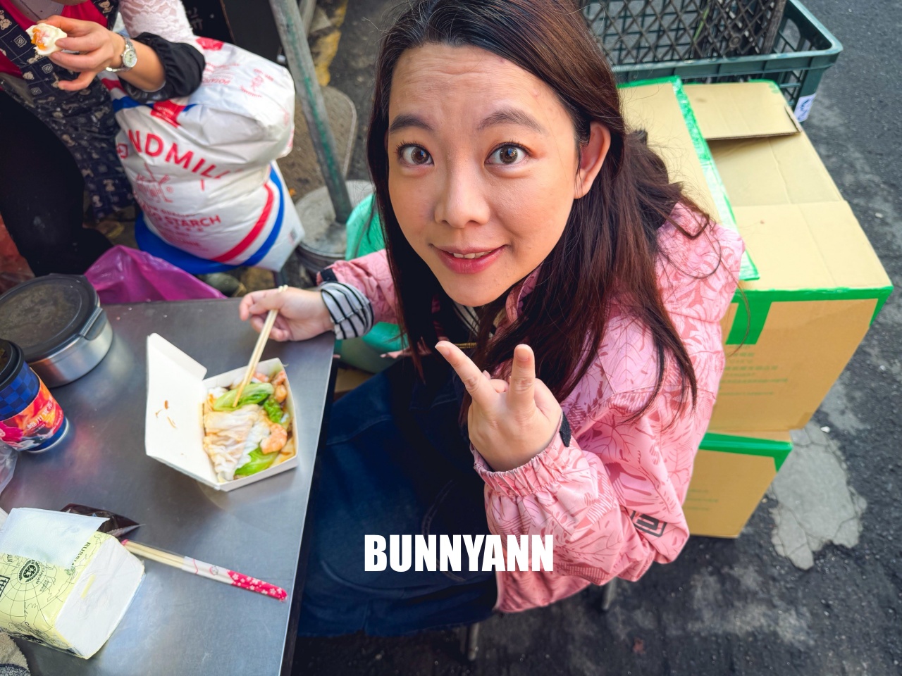 淡水美食好好食廣東腸粉，市場內現蒸滑嫩口感，超大隻鮮蝦太銷魂