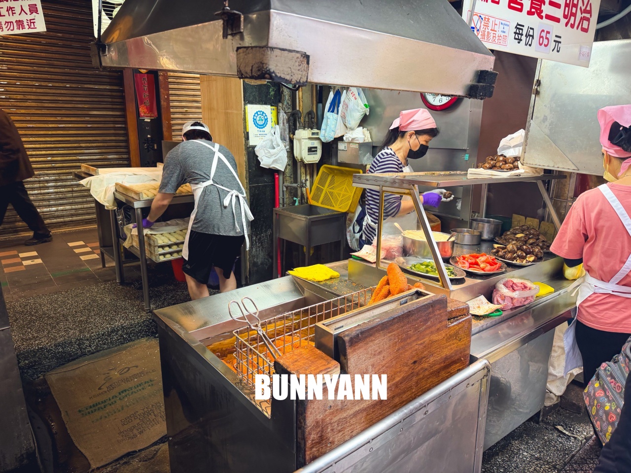 基隆美食【廟口營養三明治】大排長龍也要吃，炸麵包配甜甜美乃滋太邪惡啦！