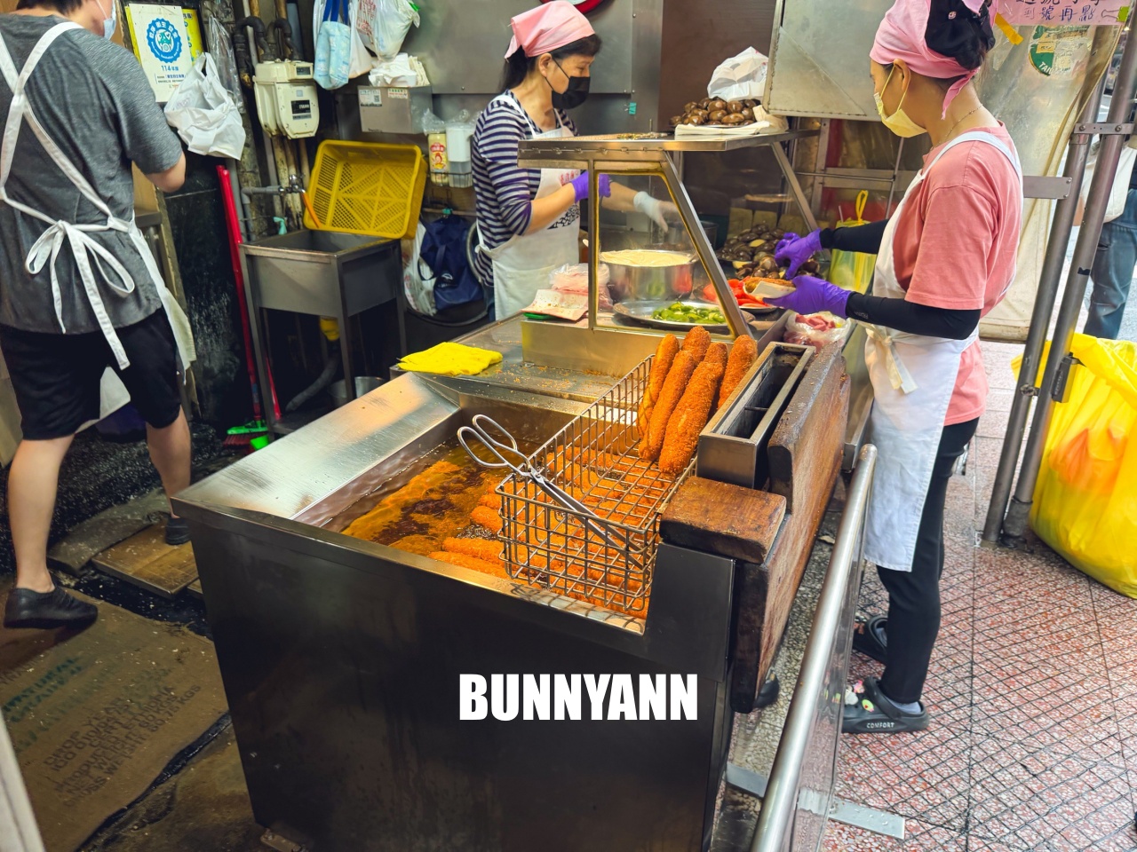 基隆美食【廟口營養三明治】大排長龍也要吃，炸麵包配甜甜美乃滋太邪惡啦！