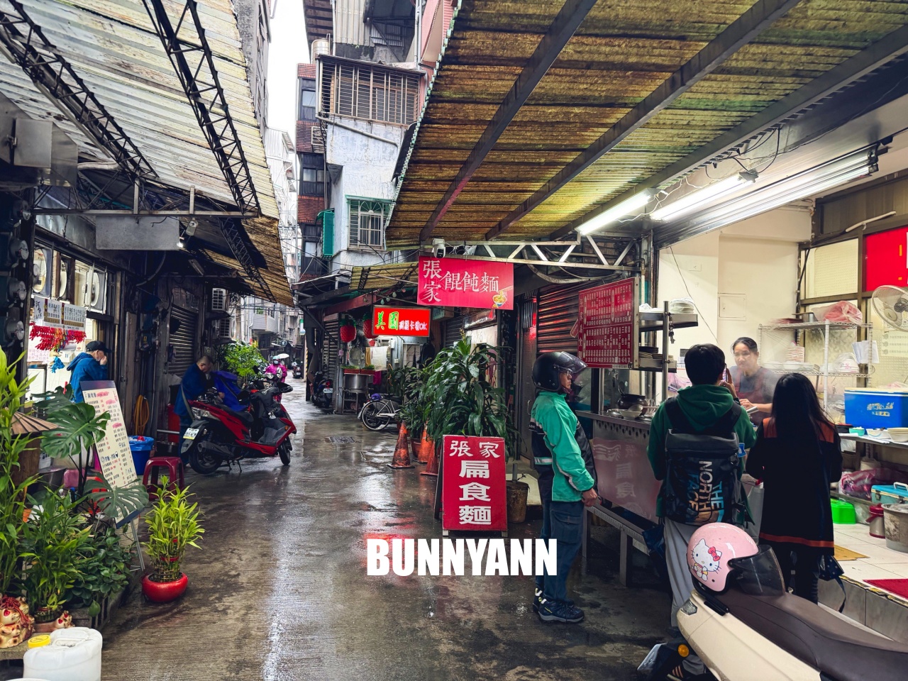 基隆美食【張家餛飩麵店】孝三路巷弄內隱藏版排隊老店，皮薄餡多餛飩必吃，在地人早餐首選！