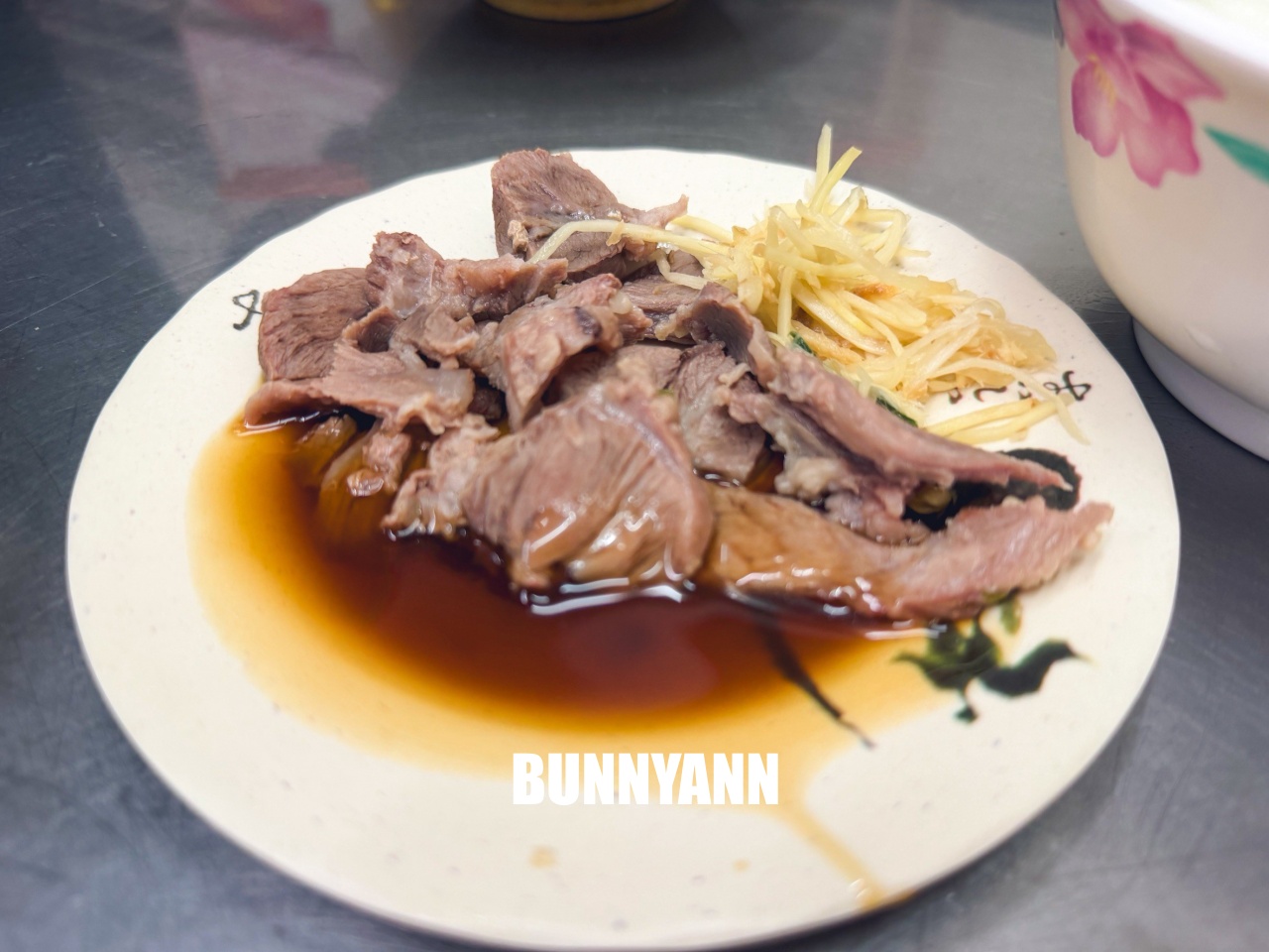 基隆美食【張家餛飩麵店】孝三路巷弄內隱藏版排隊老店，皮薄餡多餛飩必吃，在地人早餐首選！