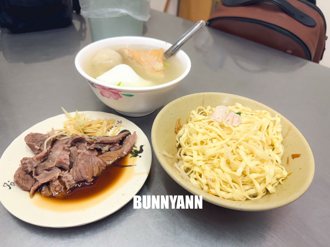 基隆美食【張家餛飩麵店】孝三路巷弄內隱藏版排隊老店，皮薄餡多餛飩必吃，在地人早餐首選！