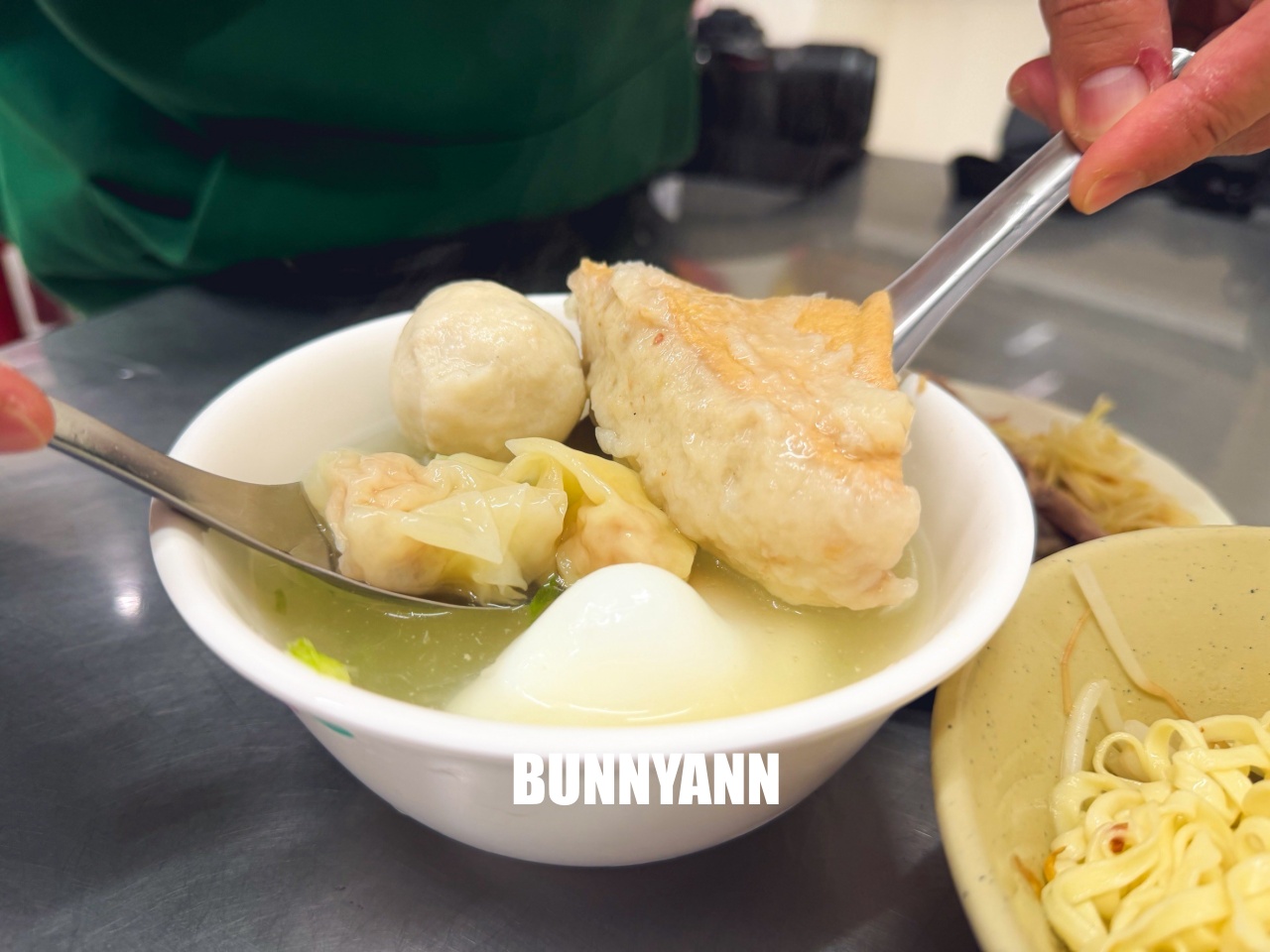 基隆美食【張家餛飩麵店】孝三路巷弄內隱藏版排隊老店，皮薄餡多餛飩必吃，在地人早餐首選！