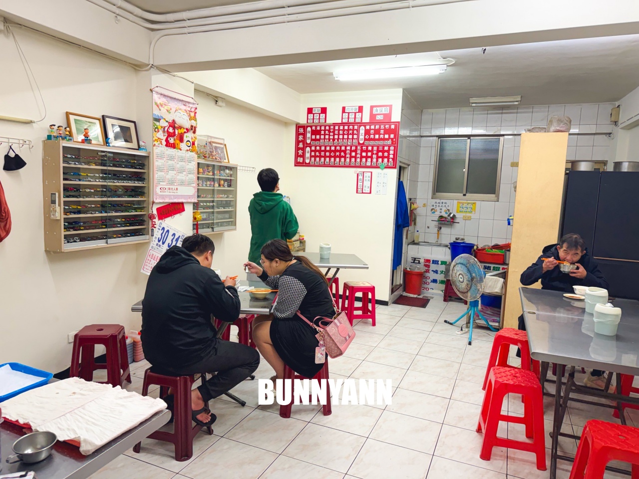 基隆美食【張家餛飩麵店】孝三路巷弄內隱藏版排隊老店，皮薄餡多餛飩必吃，在地人早餐首選！