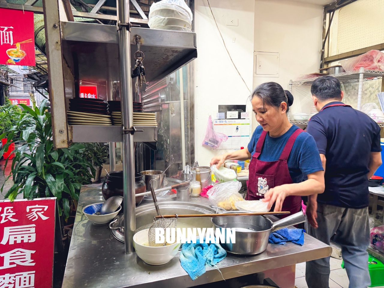 基隆美食【張家餛飩麵店】孝三路巷弄內隱藏版排隊老店，皮薄餡多餛飩必吃，在地人早餐首選！