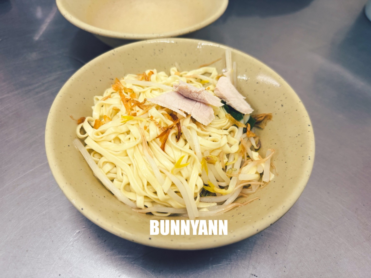 基隆美食【張家餛飩麵店】孝三路巷弄內隱藏版排隊老店，皮薄餡多餛飩必吃，在地人早餐首選！