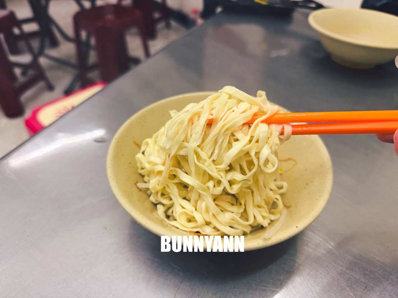 基隆美食【張家餛飩麵店】孝三路巷弄內隱藏版排隊老店，皮薄餡多餛飩必吃，在地人早餐首選！