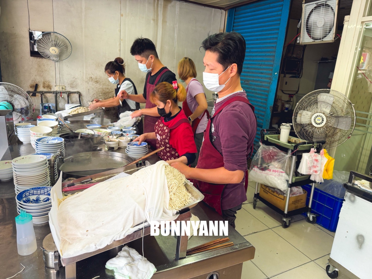 宜蘭美食復興路炸醬麵，在地人激推濃郁系黑醬麵，大碗餛飩丸子湯料多實在！