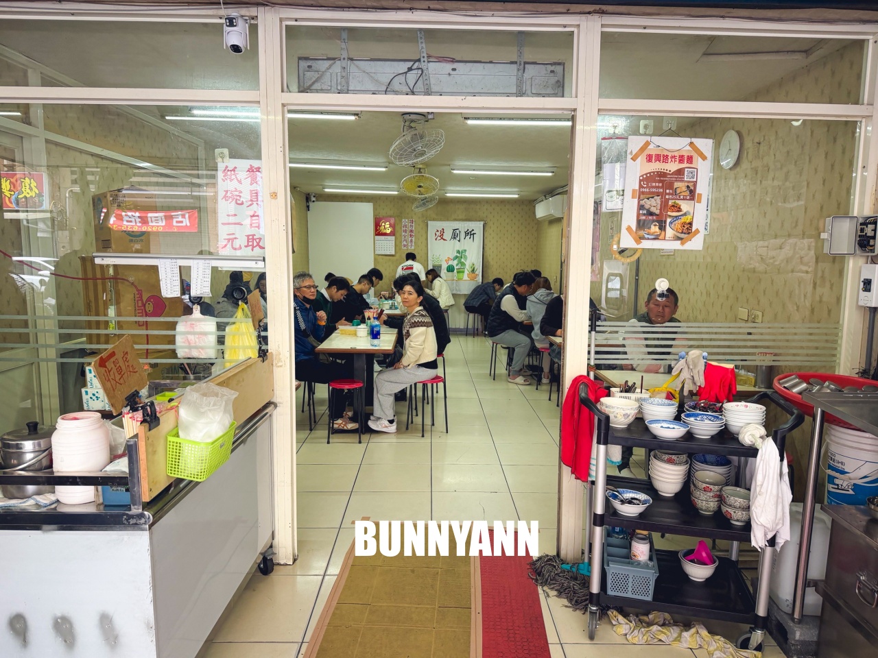 宜蘭美食復興路炸醬麵，在地人激推濃郁系黑醬麵，大碗餛飩丸子湯料多實在！