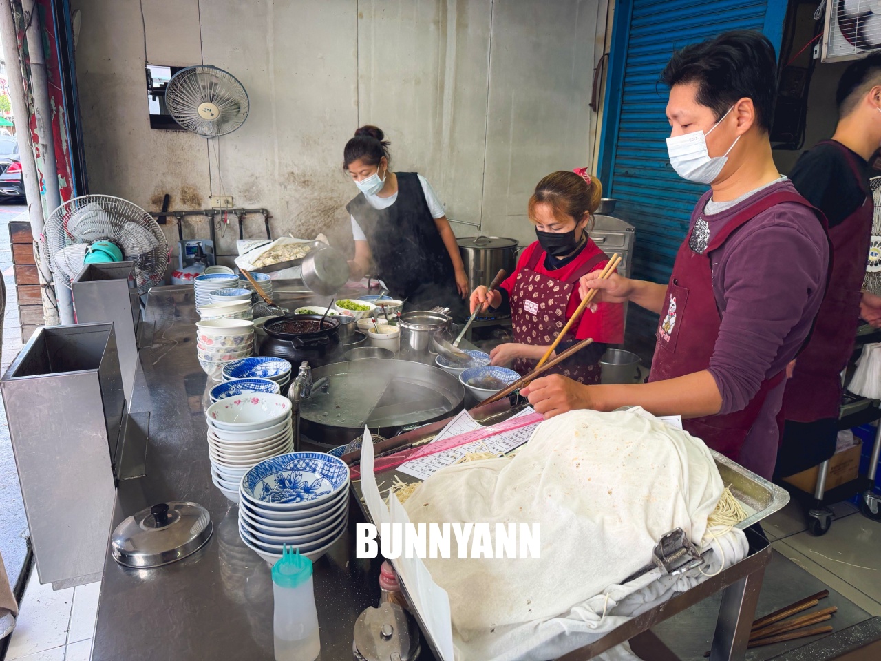 宜蘭美食復興路炸醬麵，在地人激推濃郁系黑醬麵，大碗餛飩丸子湯料多實在！