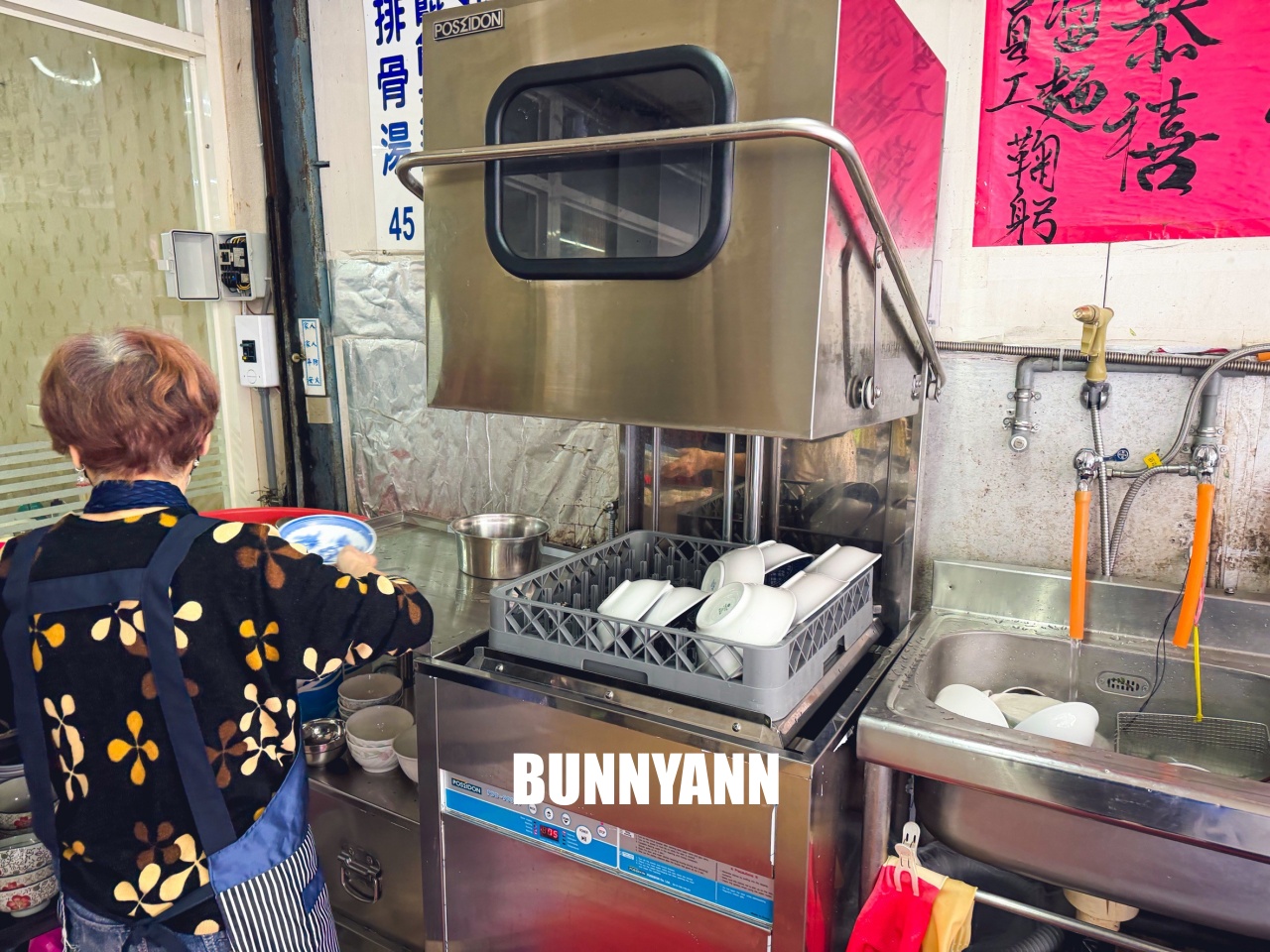 宜蘭美食復興路炸醬麵，在地人激推濃郁系黑醬麵，大碗餛飩丸子湯料多實在！