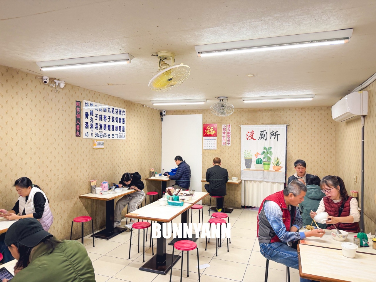 宜蘭美食復興路炸醬麵，在地人激推濃郁系黑醬麵，大碗餛飩丸子湯料多實在！