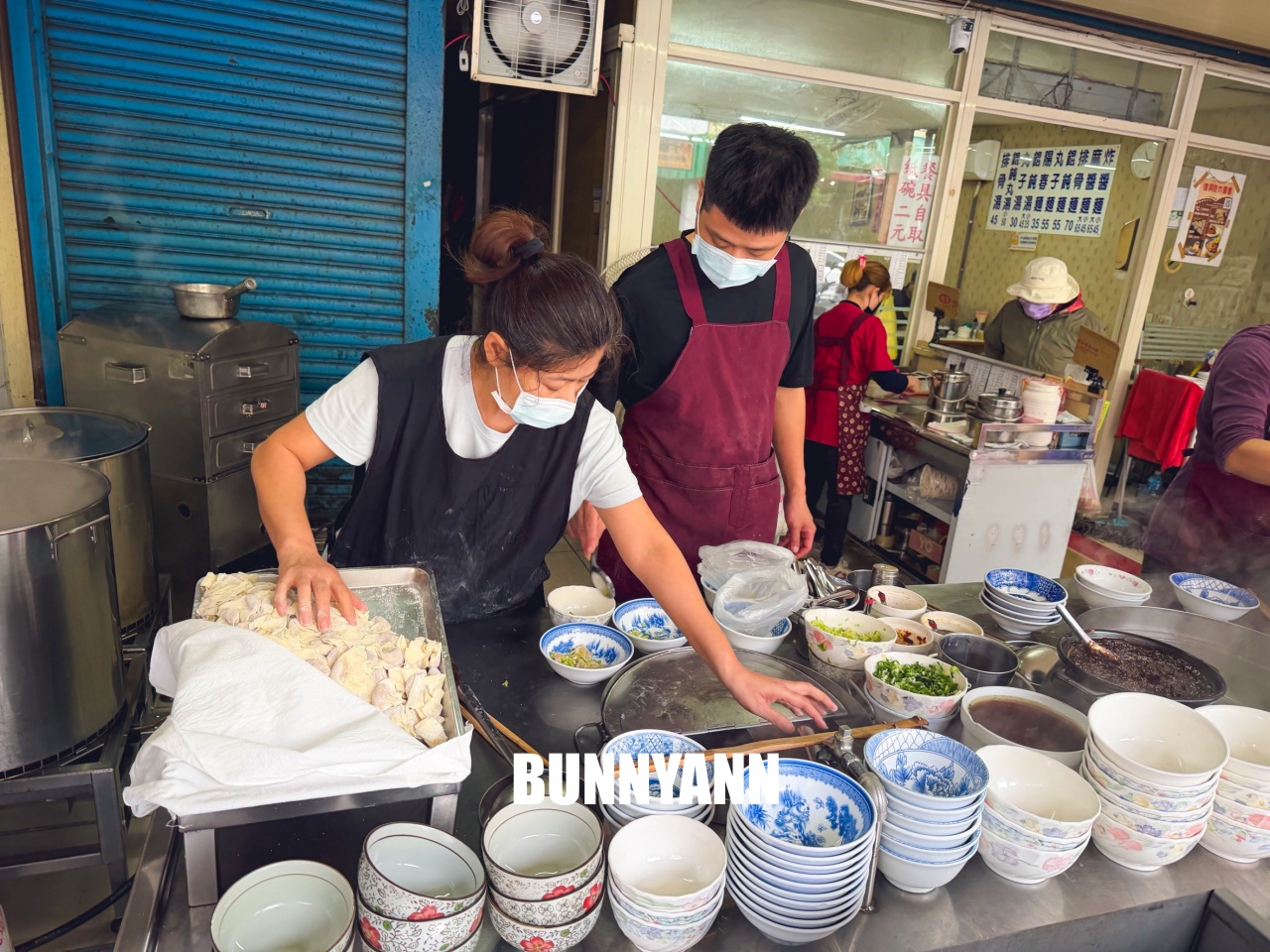 宜蘭美食復興路炸醬麵，在地人激推濃郁系黑醬麵，大碗餛飩丸子湯料多實在！