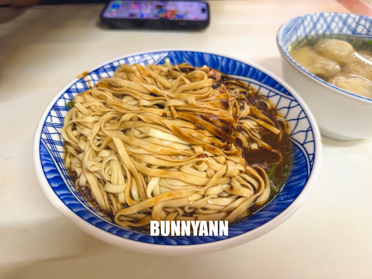 宜蘭美食復興路炸醬麵，在地人激推濃郁系黑醬麵，大碗餛飩丸子湯料多實在！