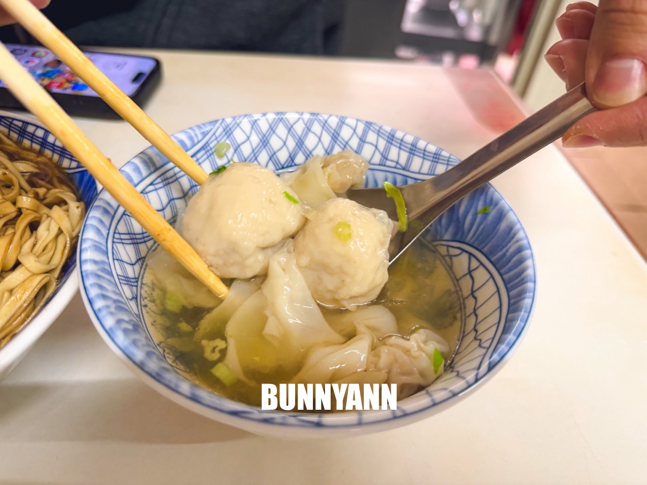 宜蘭美食復興路炸醬麵，在地人激推濃郁系黑醬麵，大碗餛飩丸子湯料多實在！