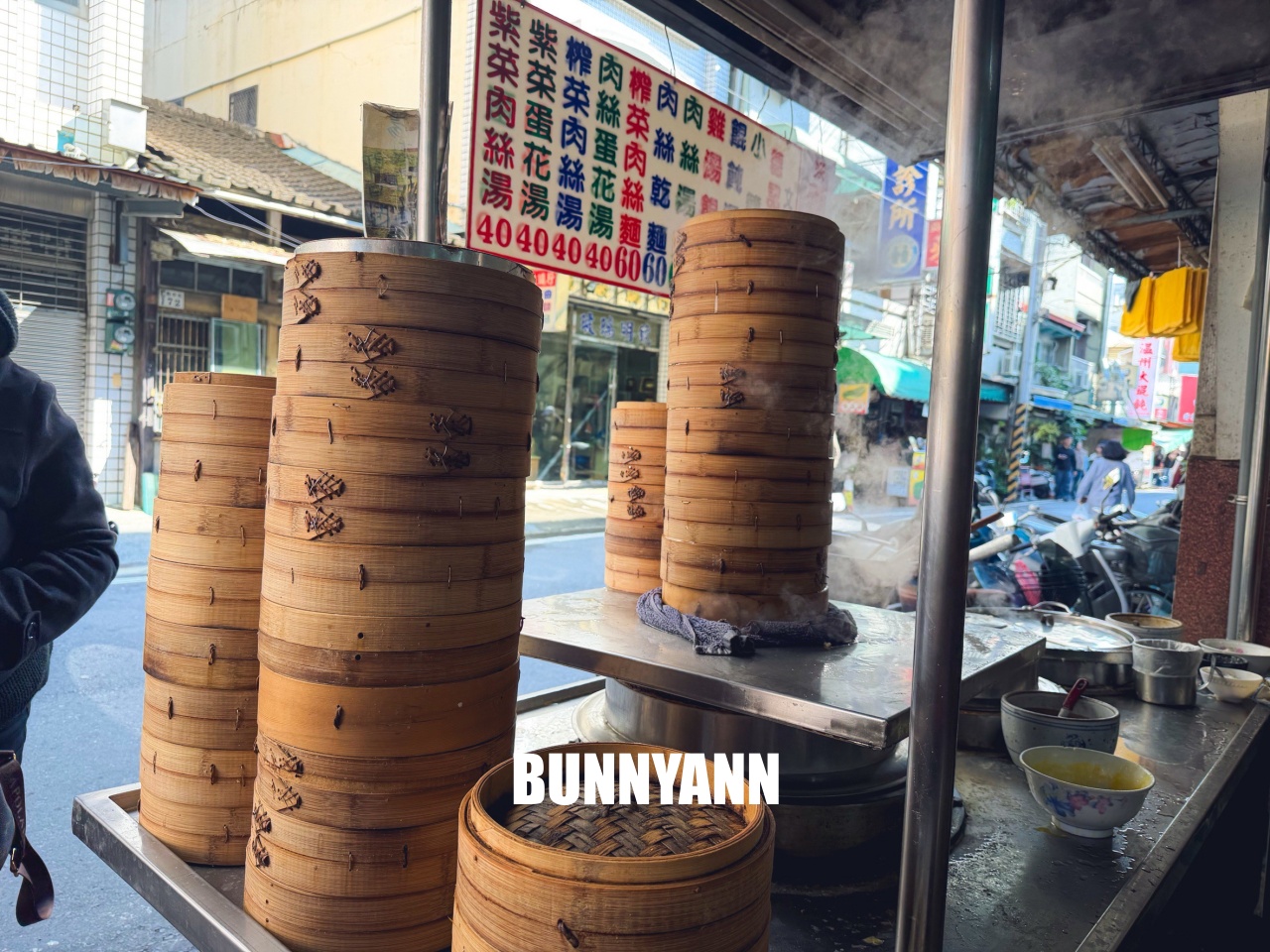 嘉義美食【德記小吃部】巷弄內的隱藏版巨無霸小籠包，現包現蒸太誘人，一籠只要60元CP值炸裂！