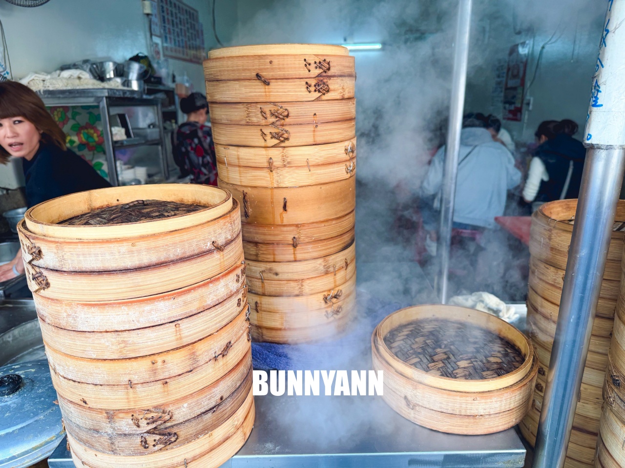 嘉義美食【德記小吃部】巷弄內的隱藏版巨無霸小籠包,現包現蒸太誘人,一籠只要60元CP值炸裂! 嘉義美食【德記小吃部】巷弄內的隱藏版巨無霸小籠包,現包現蒸太誘人,一籠只要60元CP值炸裂!