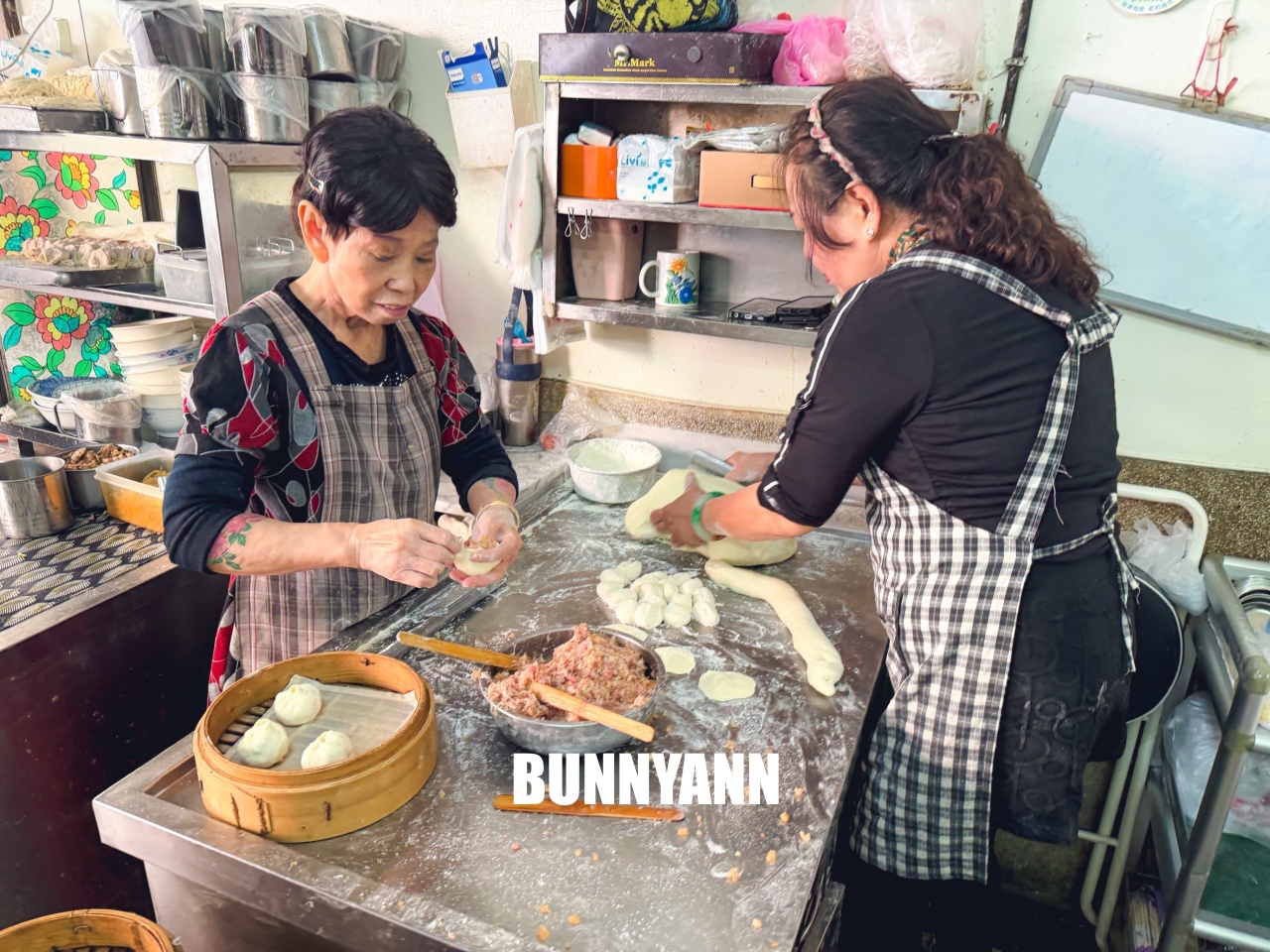 嘉義美食【德記小吃部】巷弄內的隱藏版巨無霸小籠包，現包現蒸太誘人，一籠只要60元CP值炸裂！