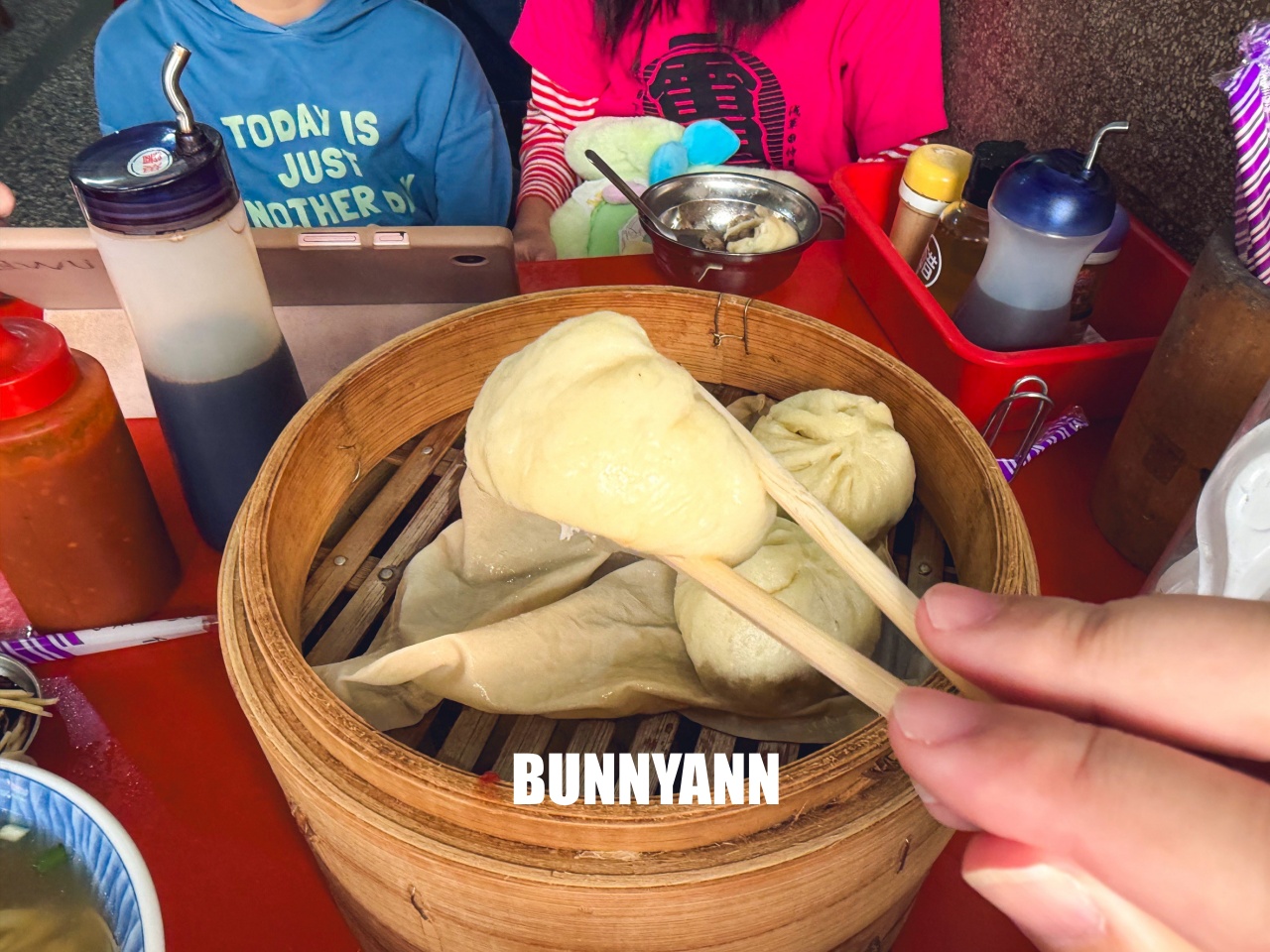 嘉義美食【德記小吃部】巷弄內的隱藏版巨無霸小籠包,現包現蒸太誘人,一籠只要60元CP值炸裂! 嘉義美食【德記小吃部】巷弄內的隱藏版巨無霸小籠包,現包現蒸太誘人,一籠只要60元CP值炸裂!