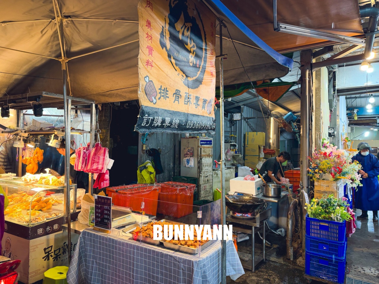 大台北美食【何家排骨酥專賣】超狂蒜味好酥脆！現炸古早味一咬噴汁，在地人推薦必買炸物。