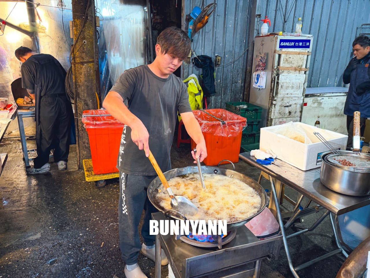 大台北美食【何家排骨酥專賣】超狂蒜味好酥脆!現炸古早味一咬噴汁,在地人推薦必買炸物。 大台北美食【何家排骨酥專賣】超狂蒜味好酥脆!現炸古早味一咬噴汁,在地人推薦必買炸物。