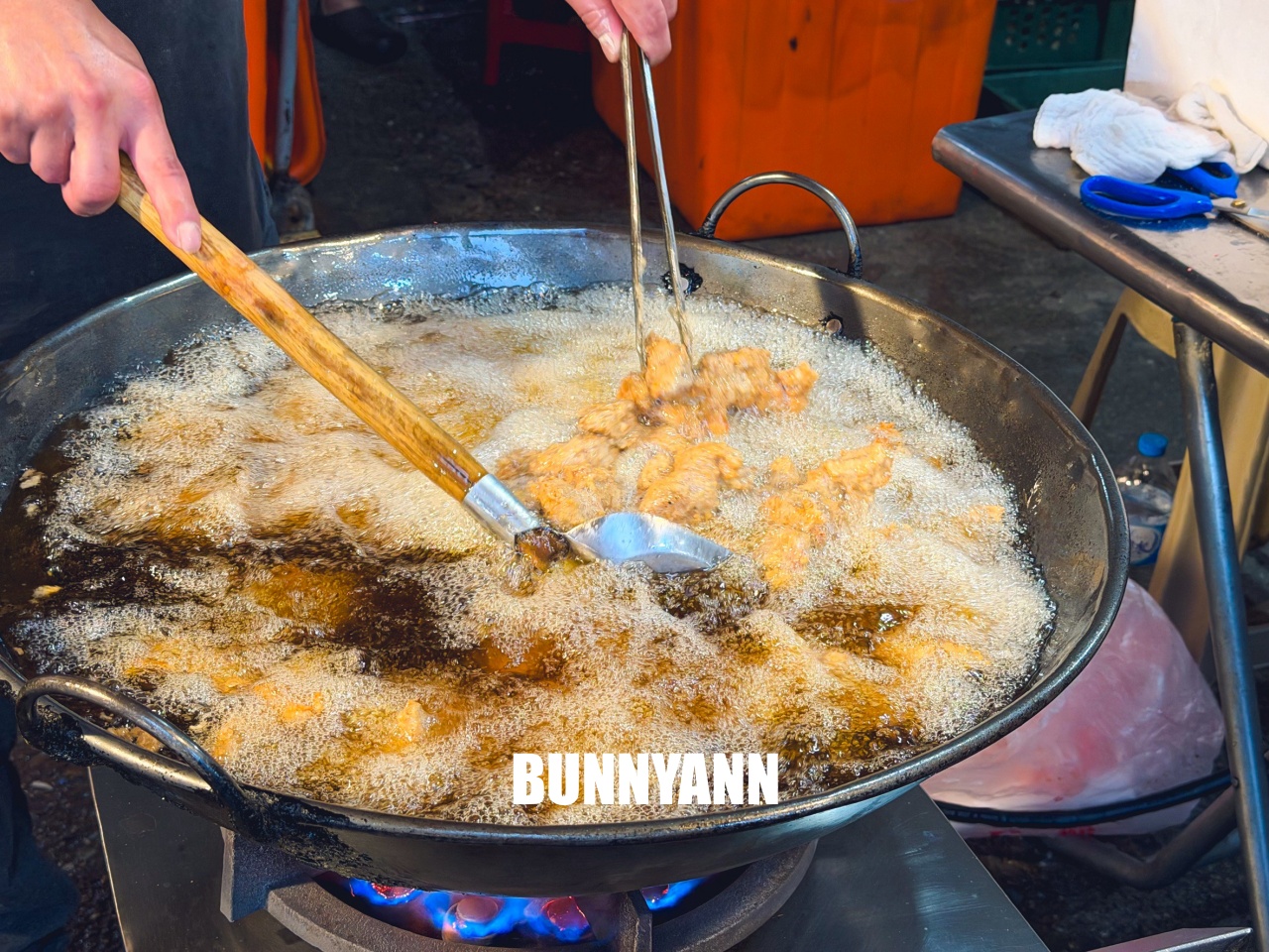 大台北美食【何家排骨酥專賣】超狂蒜味好酥脆!現炸古早味一咬噴汁,在地人推薦必買炸物。 大台北美食【何家排骨酥專賣】超狂蒜味好酥脆!現炸古早味一咬噴汁,在地人推薦必買炸物。