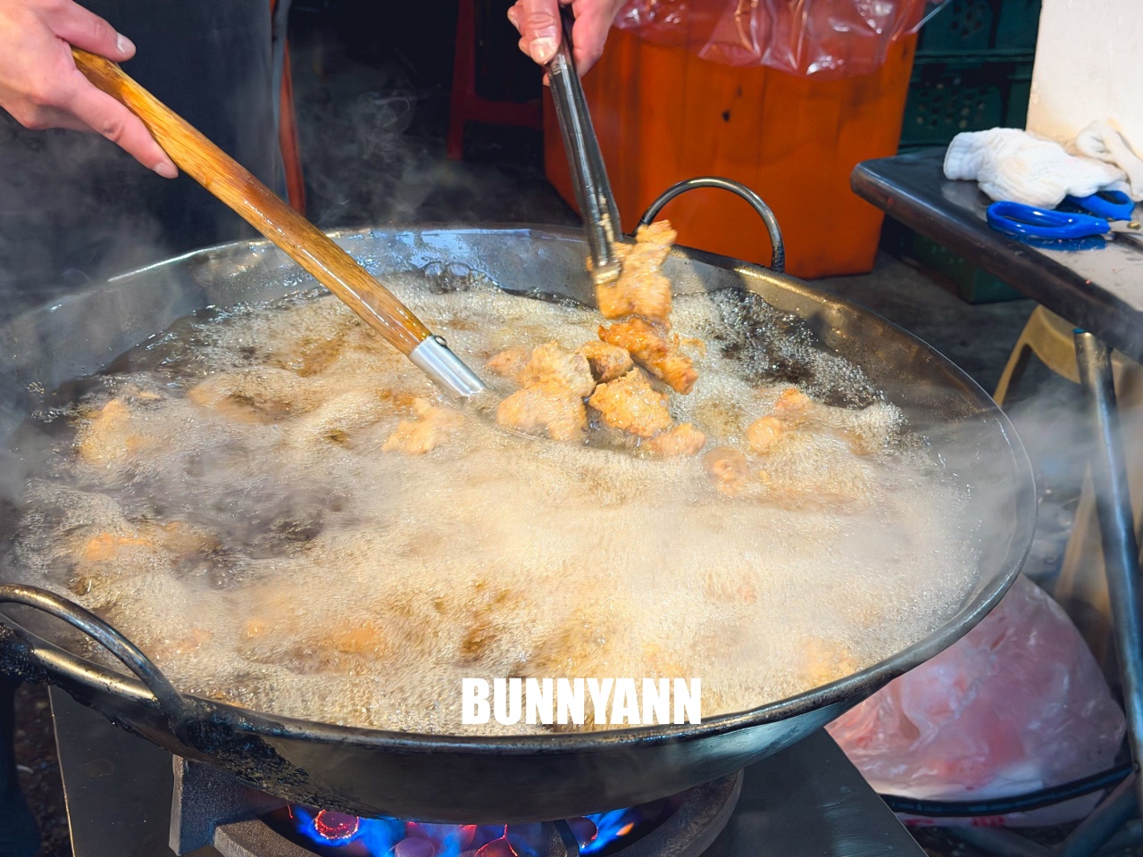 大台北美食【何家排骨酥專賣】超狂蒜味好酥脆！現炸古早味一咬噴汁，在地人推薦必買炸物。