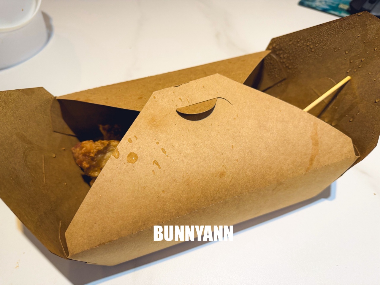 大台北美食【何家排骨酥專賣】超狂蒜味好酥脆!現炸古早味一咬噴汁,在地人推薦必買炸物。 大台北美食【何家排骨酥專賣】超狂蒜味好酥脆!現炸古早味一咬噴汁,在地人推薦必買炸物。