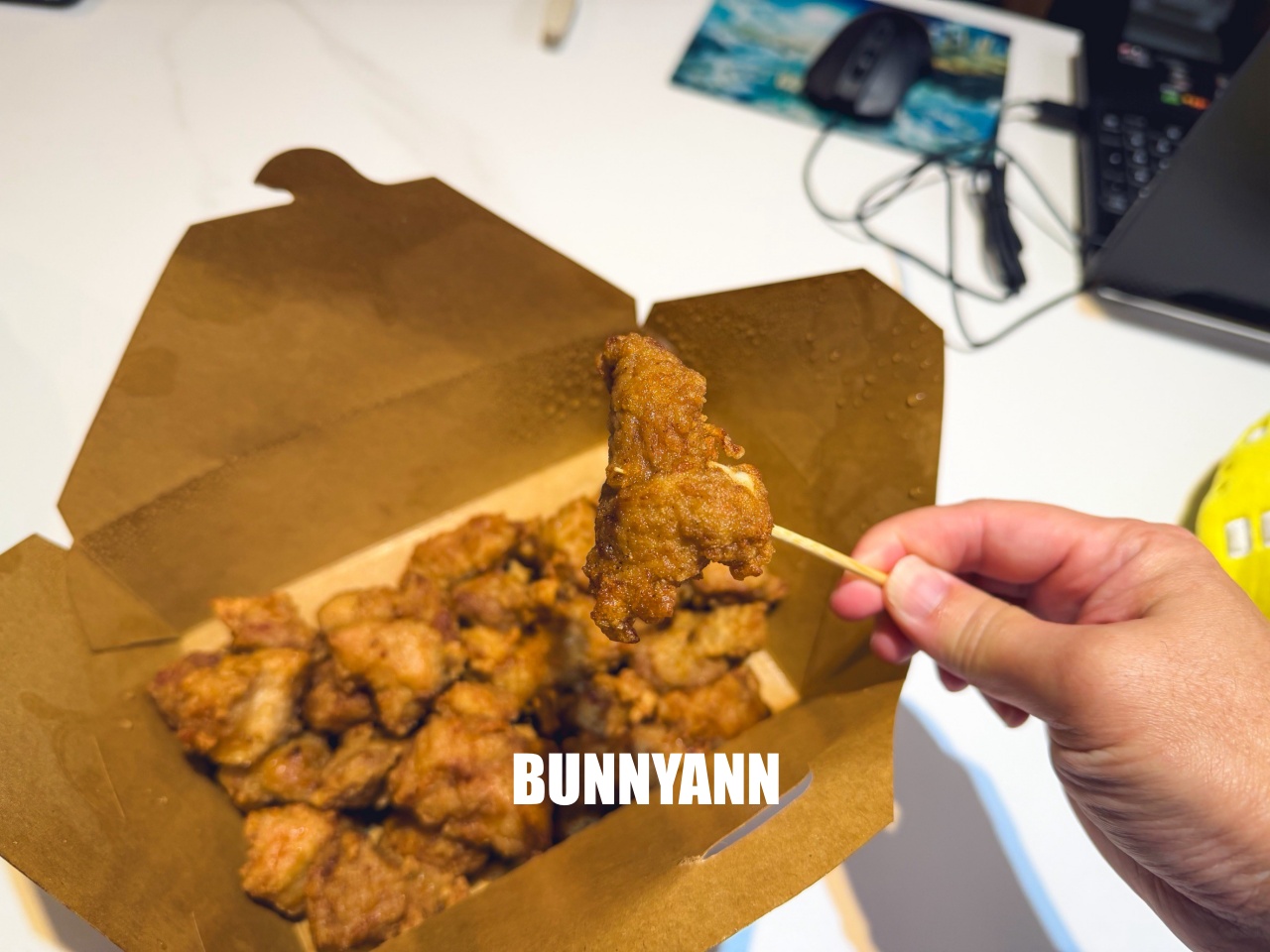 大台北美食【何家排骨酥專賣】超狂蒜味好酥脆！現炸古早味一咬噴汁，在地人推薦必買炸物。