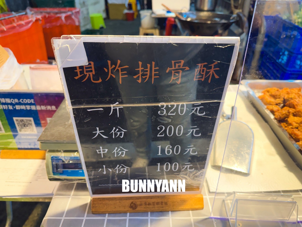 大台北美食【何家排骨酥專賣】超狂蒜味好酥脆！現炸古早味一咬噴汁，在地人推薦必買炸物。