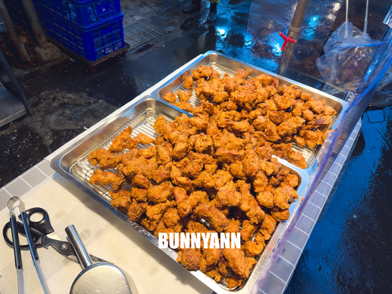 大台北美食【何家排骨酥專賣】超狂蒜味好酥脆!現炸古早味一咬噴汁,在地人推薦必買炸物。 大台北美食【何家排骨酥專賣】超狂蒜味好酥脆!現炸古早味一咬噴汁,在地人推薦必買炸物。