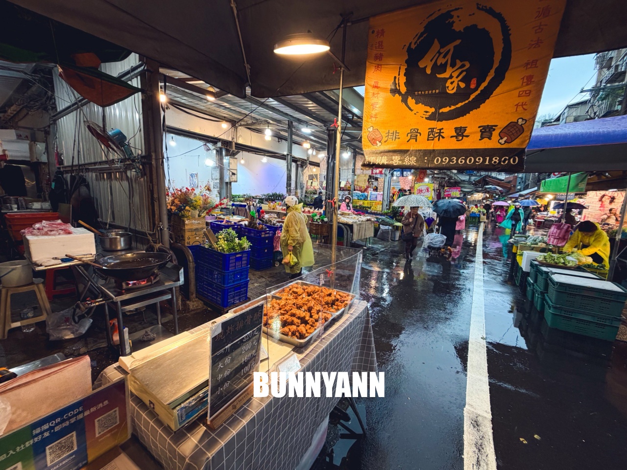 大台北美食【何家排骨酥專賣】超狂蒜味好酥脆!現炸古早味一咬噴汁,在地人推薦必買炸物。 大台北美食【何家排骨酥專賣】超狂蒜味好酥脆!現炸古早味一咬噴汁,在地人推薦必買炸物。