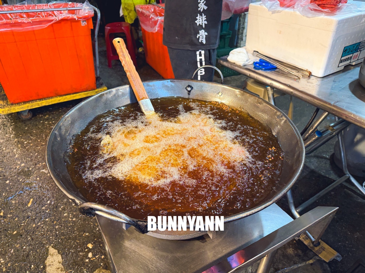 大台北美食【何家排骨酥專賣】超狂蒜味好酥脆！現炸古早味一咬噴汁，在地人推薦必買炸物。