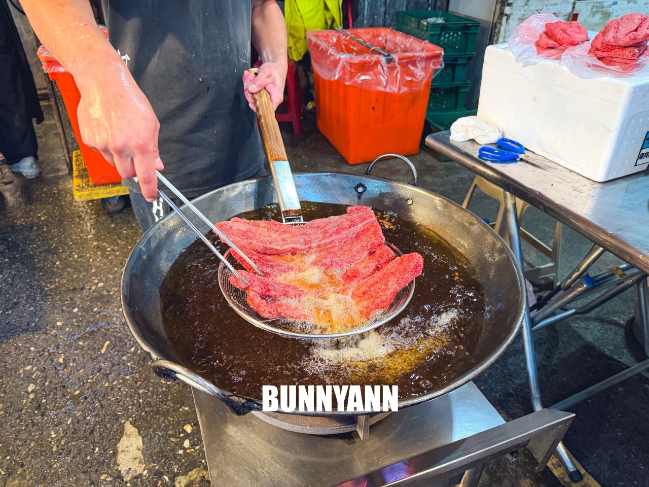 大台北美食【何家排骨酥專賣】超狂蒜味好酥脆!現炸古早味一咬噴汁,在地人推薦必買炸物。 大台北美食【何家排骨酥專賣】超狂蒜味好酥脆!現炸古早味一咬噴汁,在地人推薦必買炸物。