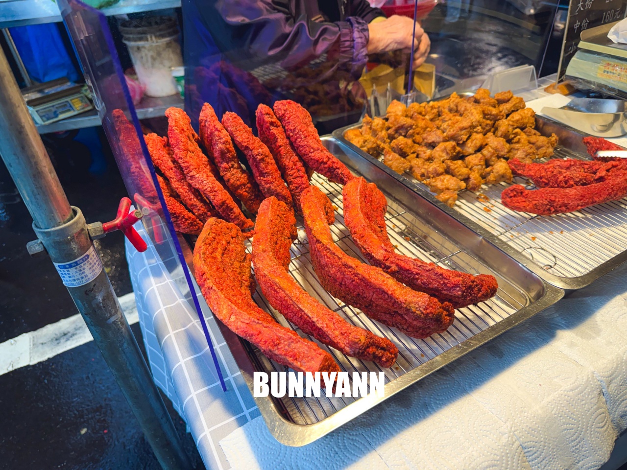 大台北美食【何家排骨酥專賣】超狂蒜味好酥脆!現炸古早味一咬噴汁,在地人推薦必買炸物。 大台北美食【何家排骨酥專賣】超狂蒜味好酥脆!現炸古早味一咬噴汁,在地人推薦必買炸物。