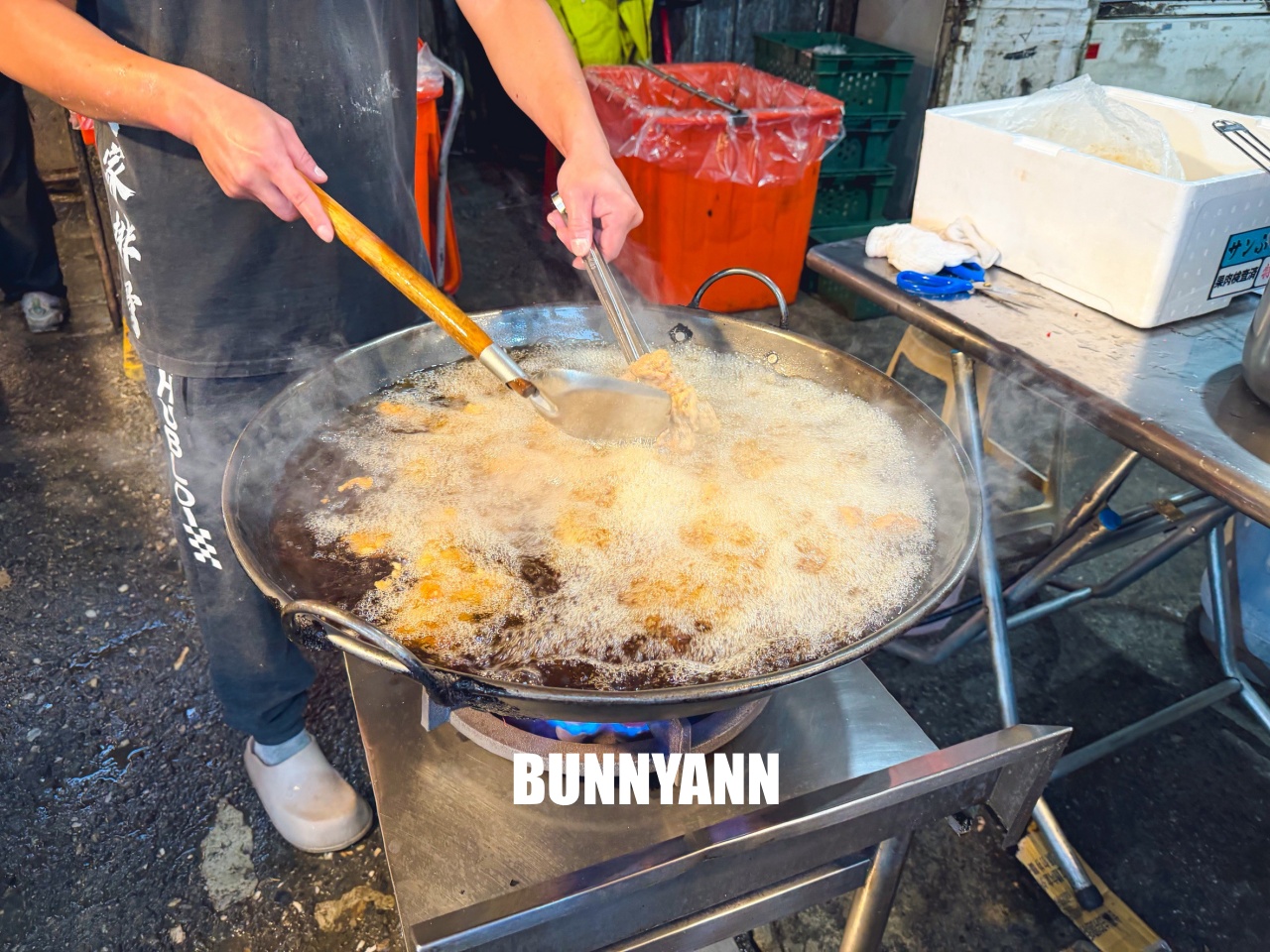 大台北美食【何家排骨酥專賣】超狂蒜味好酥脆！現炸古早味一咬噴汁，在地人推薦必買炸物。