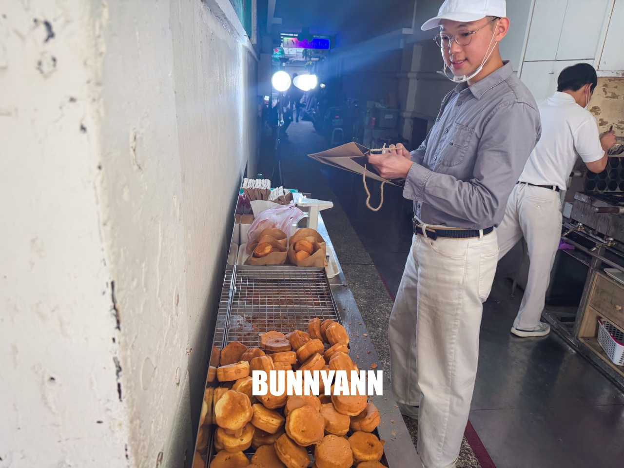 新竹車站梅花雞蛋糕，一個只要8元！外酥內軟超佛心，在地人排隊也要吃的銅板美食！