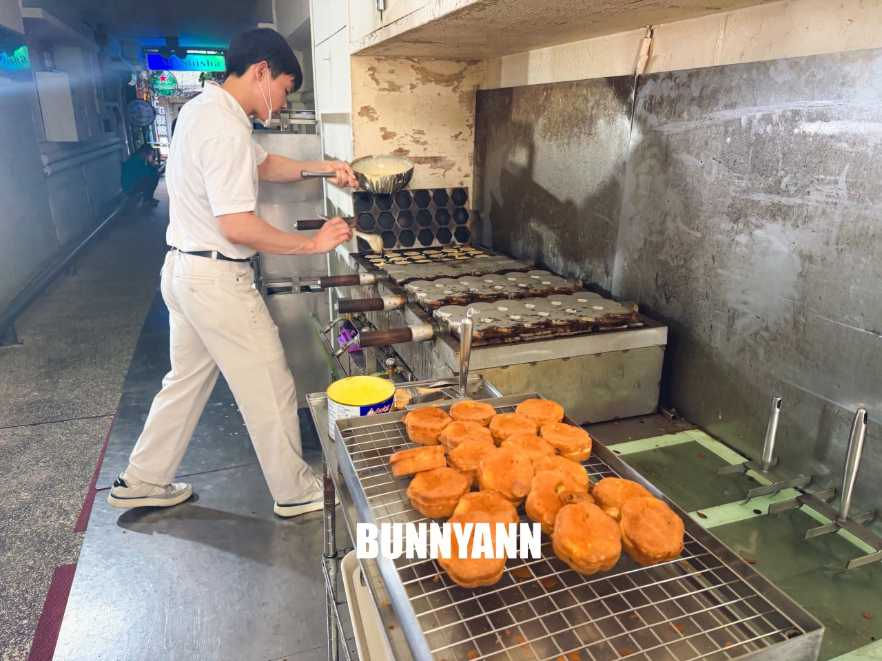 新竹車站梅花雞蛋糕，一個只要8元！外酥內軟超佛心，在地人排隊也要吃的銅板美食！