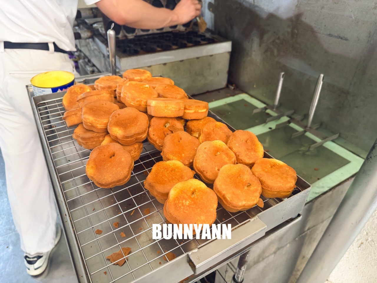 新竹車站梅花雞蛋糕，一個只要8元！外酥內軟超佛心，在地人排隊也要吃的銅板美食！