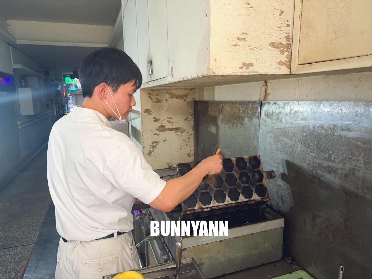 新竹車站梅花雞蛋糕，一個只要8元！外酥內軟超佛心，在地人排隊也要吃的銅板美食！