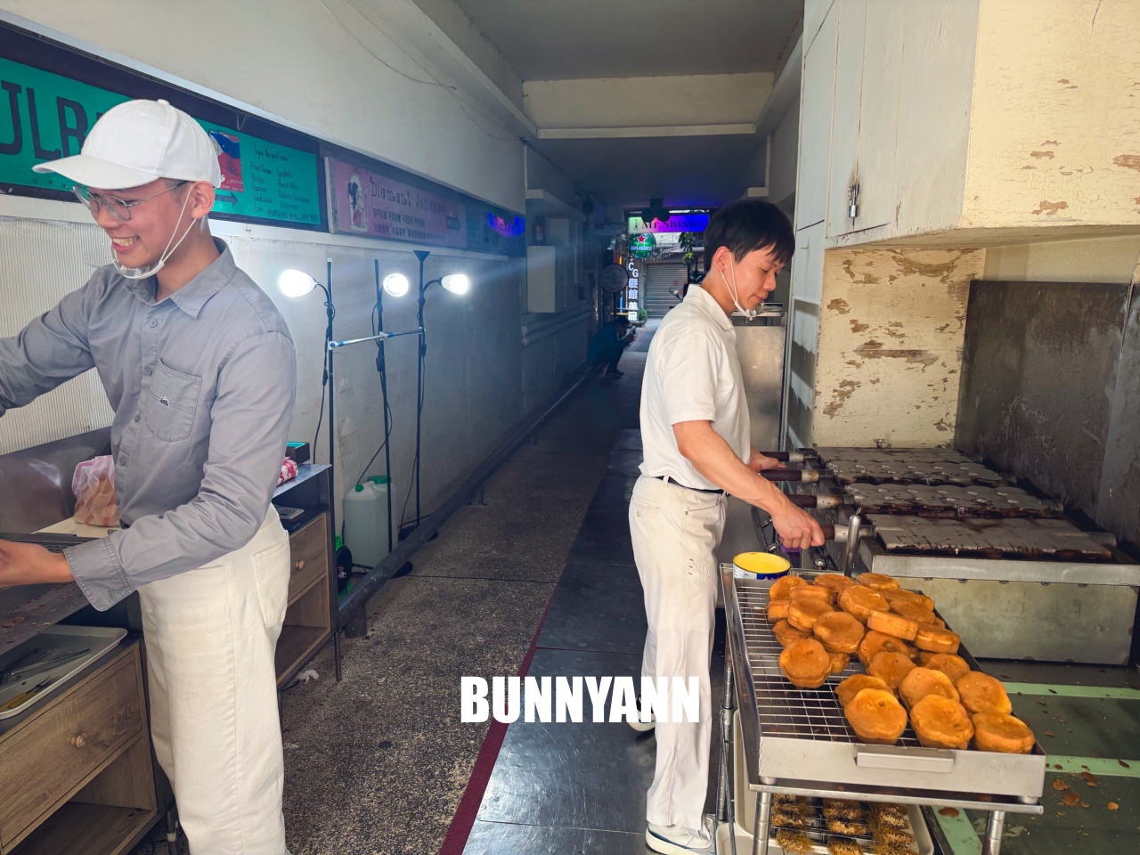 新竹車站梅花雞蛋糕，一個只要8元！外酥內軟超佛心，在地人排隊也要吃的銅板美食！