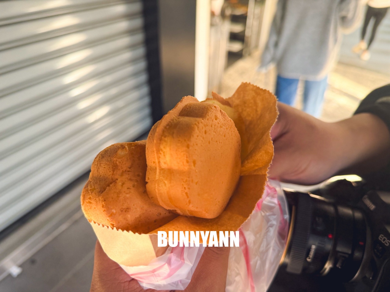 新竹車站梅花雞蛋糕，一個只要8元！外酥內軟超佛心，在地人排隊也要吃的銅板美食！