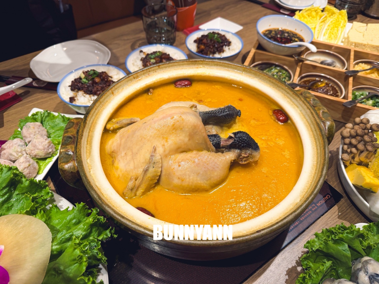 台北信義區美食「君曜雞湯」，被譽為雞湯界的LV！濃郁金黃湯頭超銷魂，包廂聚餐推薦